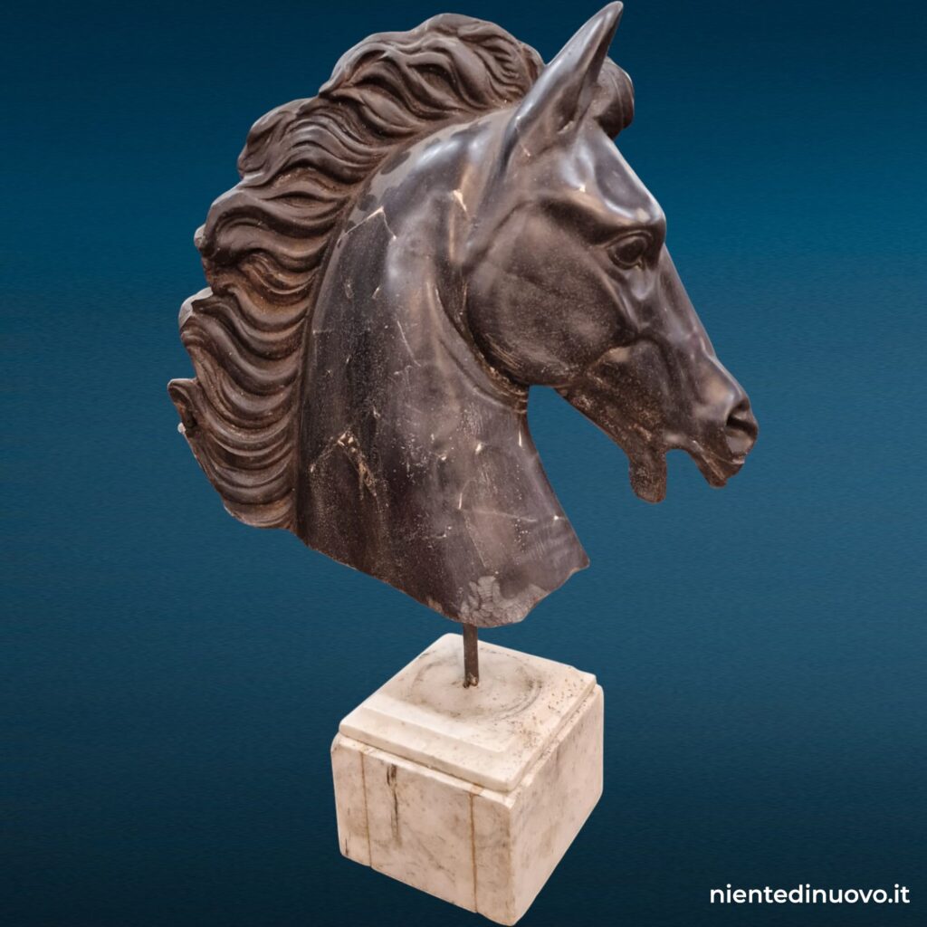 40883 Scultura testa di cavallo su base in marmo