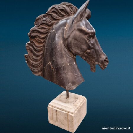 Scultura testa di cavallo su base in marmo