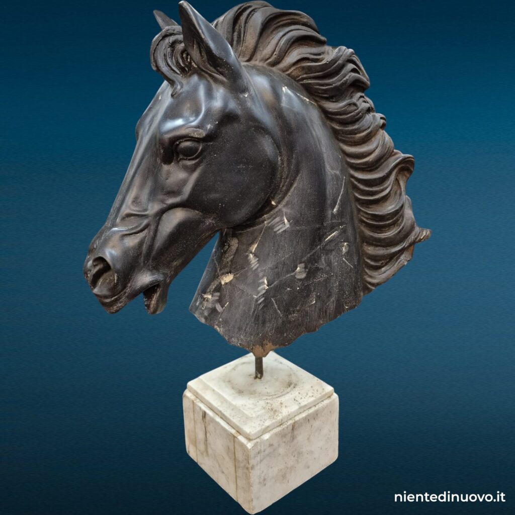 Scultura testa di cavallo su base in marmo