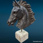 40883_1 Scultura testa di cavallo su base in marmo