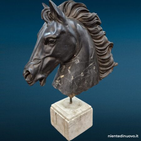 Scultura testa di cavallo su base in marmo