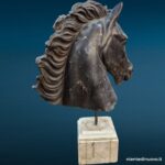 40883_3 Scultura testa di cavallo su base in marmo