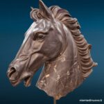 40883_4 Scultura testa di cavallo su base in marmo