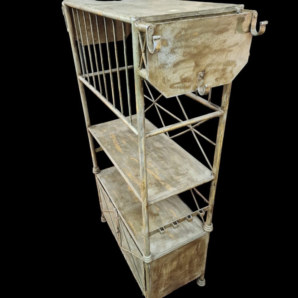 Mobile in ferro stile industrial con ante inferiori, ripiani e struttura laterale per attaccaglie