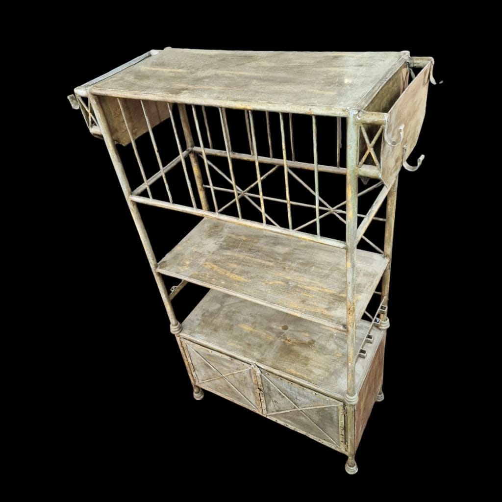 Mobile in ferro stile industrial con ante inferiori, ripiani e struttura laterale per attaccaglie