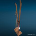 Lampada scultura con sci in ferro
