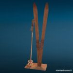 Lampada scultura con sci in ferro