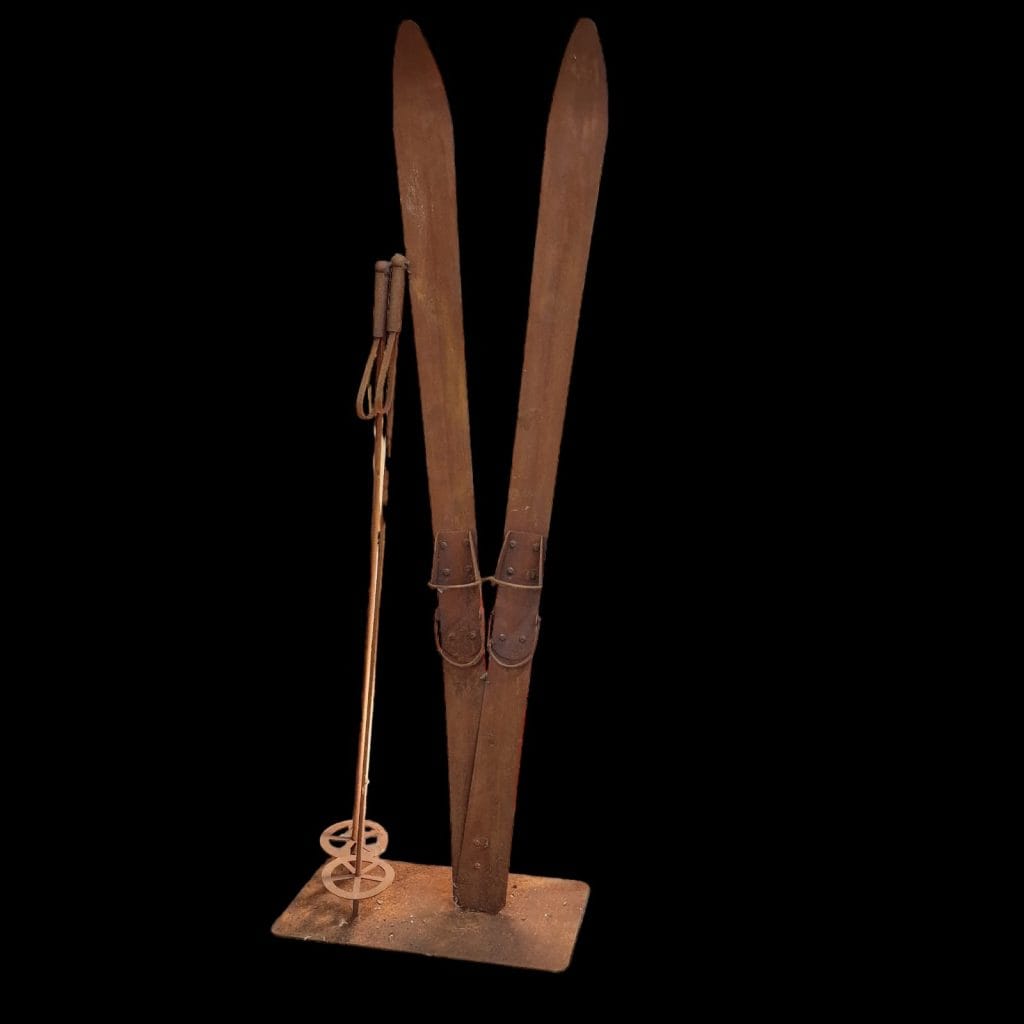 Lampada scultura artigianale con sci incrociati in ferro battuto