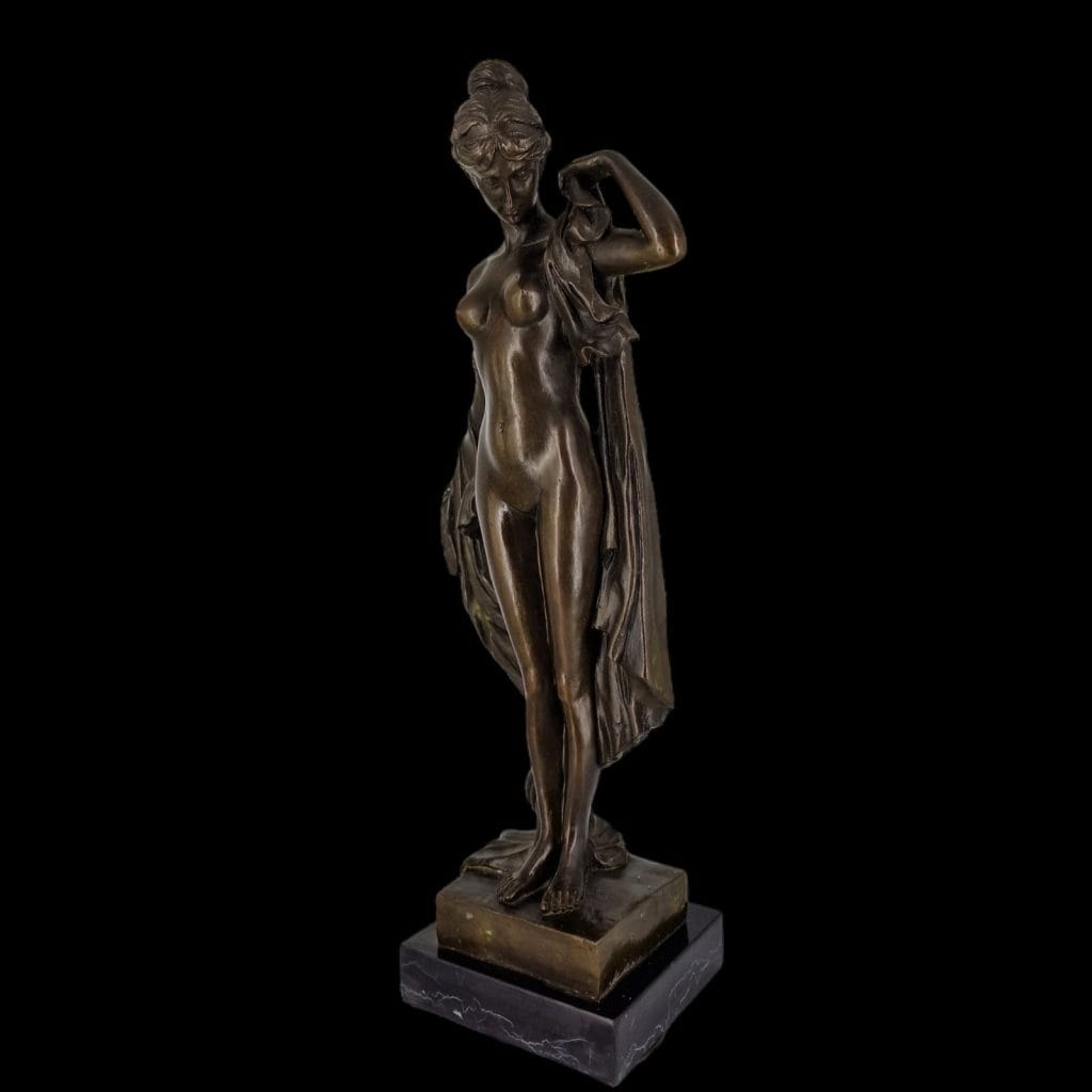 Scultura donna in bronzo su basamento in marmo nero, tecnica cera persa