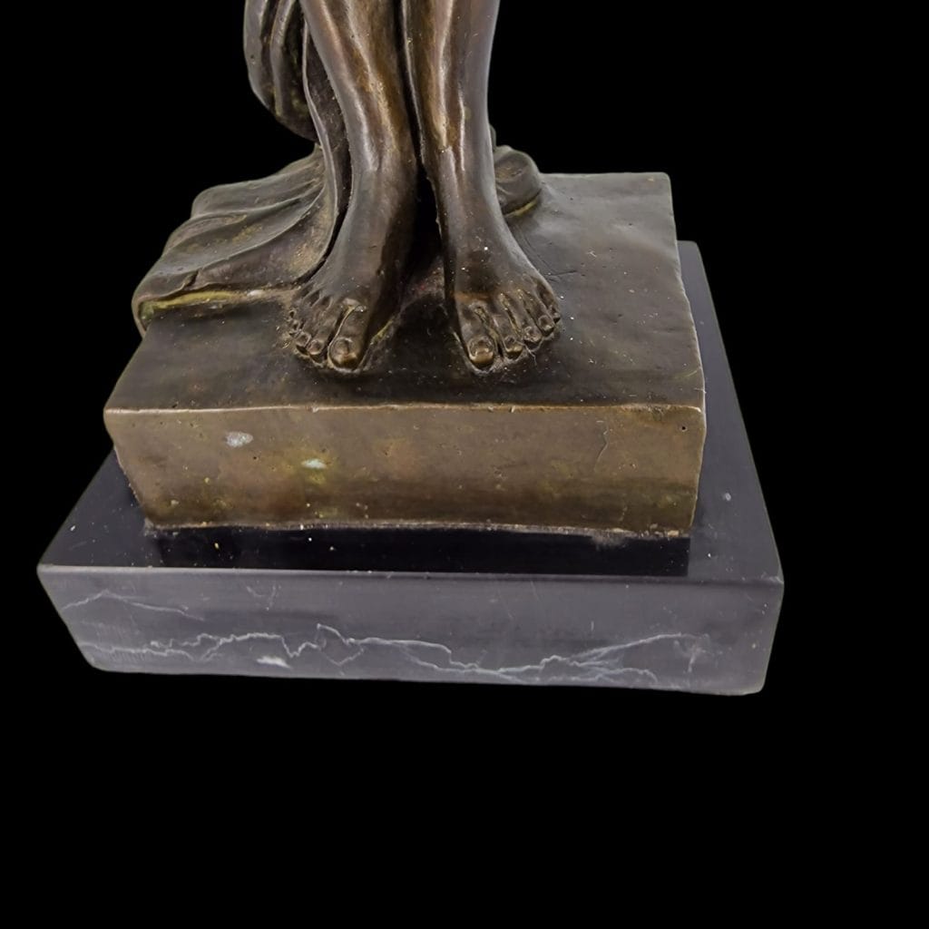 Scultura donna in bronzo su basamento in marmo nero, tecnica cera persa
