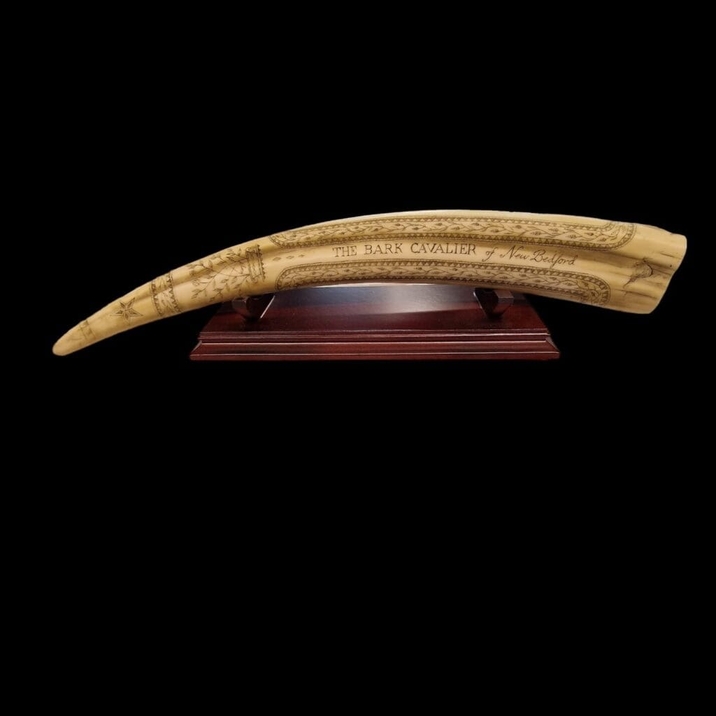 Replica decorativa incisa a mano di zanna di tricheco scrimshaw con base in legno