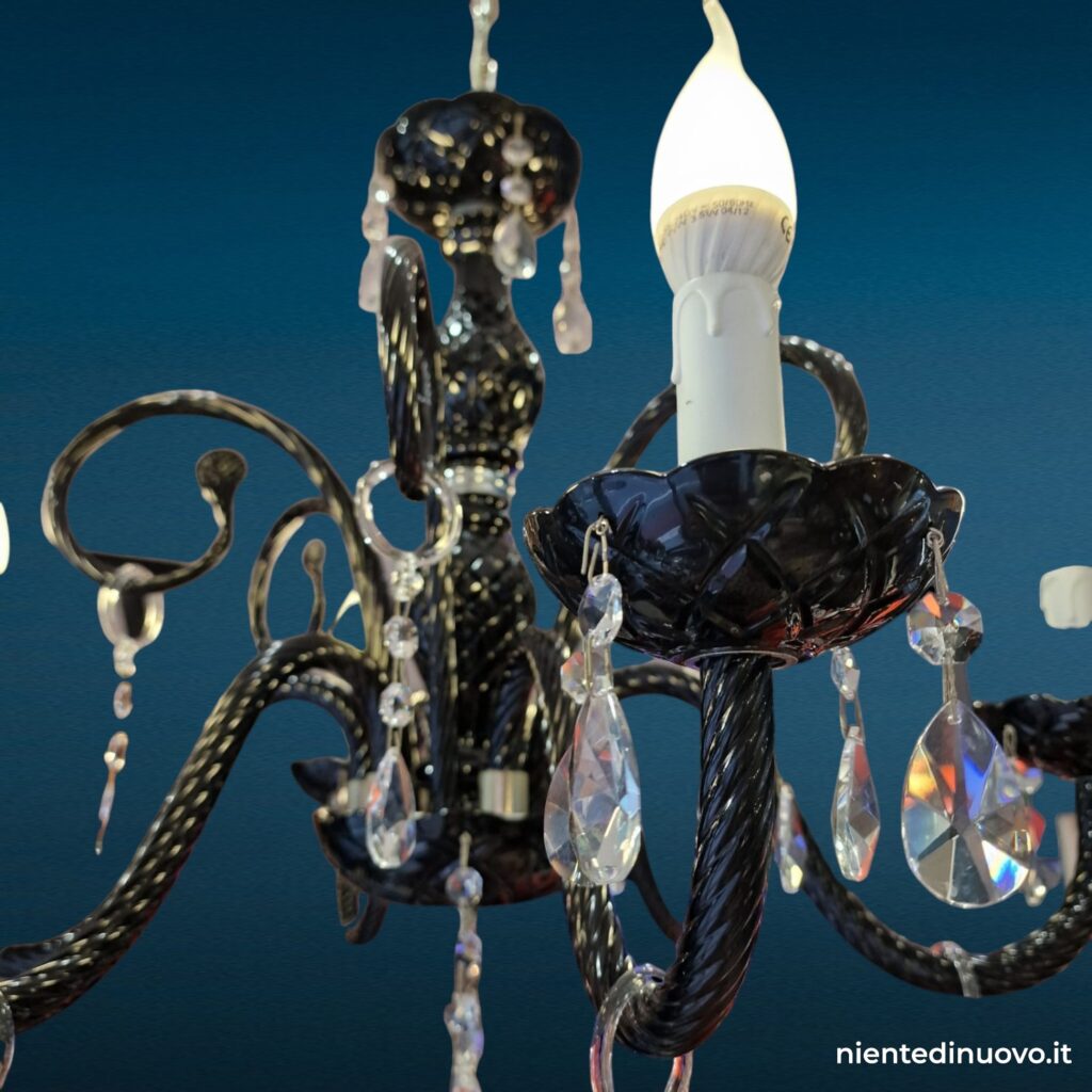 Lampadario 6 luci in vetro nero con pendagli chiari