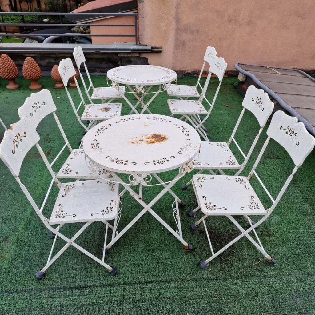 Set da esterno in ferro con tavolo tondo pieghevole e quattro sedie richiudibili da restaurare
