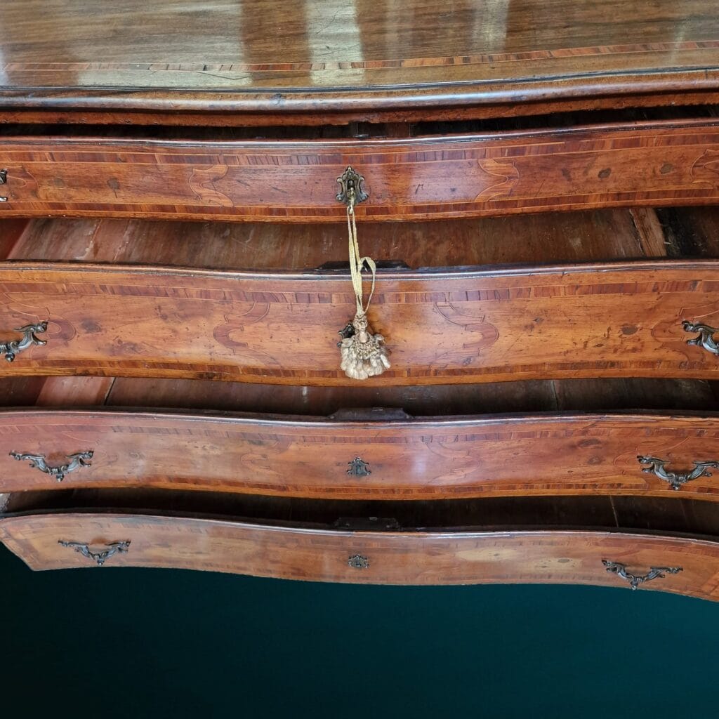Antico comò lombardo-veneto del 1700 con intarsi straordinari