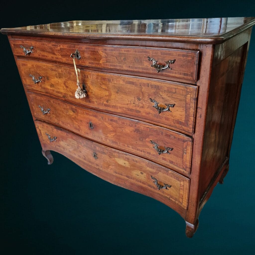 Antico comò lombardo-veneto del 1700 con intarsi straordinari