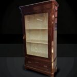 Vetrina cristalliera dell'800 con rivestimento interno elegante e mensole spaziose