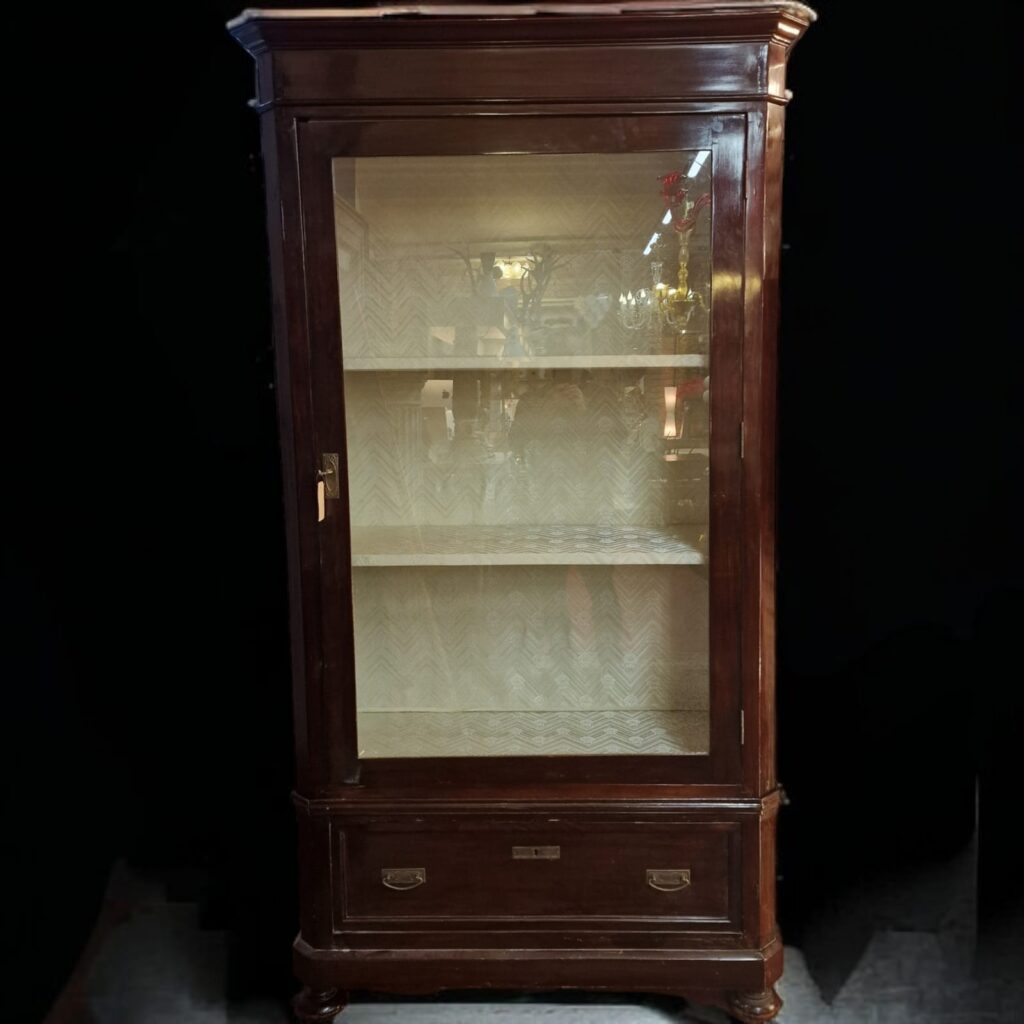 Vetrina cristalliera dell'800 con rivestimento interno elegante e mensole spaziose