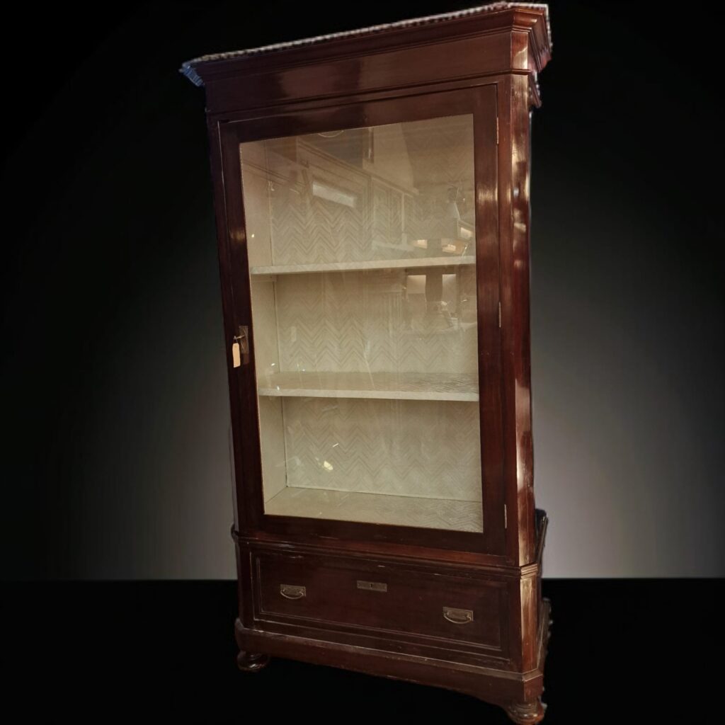 Vetrina cristalliera dell'800 con rivestimento interno elegante e mensole spaziose