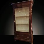 Vetrina cristalliera dell'800 con rivestimento interno elegante e mensole spaziose