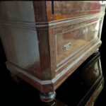Vetrina cristalliera dell'800 con rivestimento interno elegante e mensole spaziose