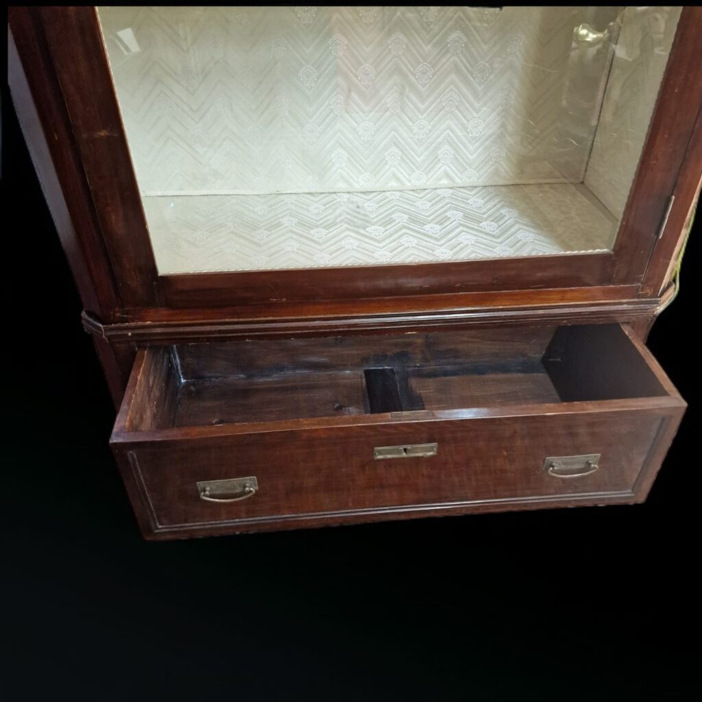 Vetrina cristalliera dell'800 con rivestimento interno elegante e mensole spaziose