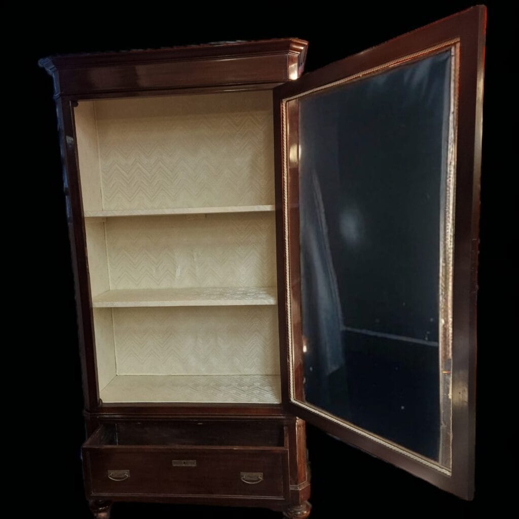 Vetrina cristalliera dell'800 con rivestimento interno elegante e mensole spaziose