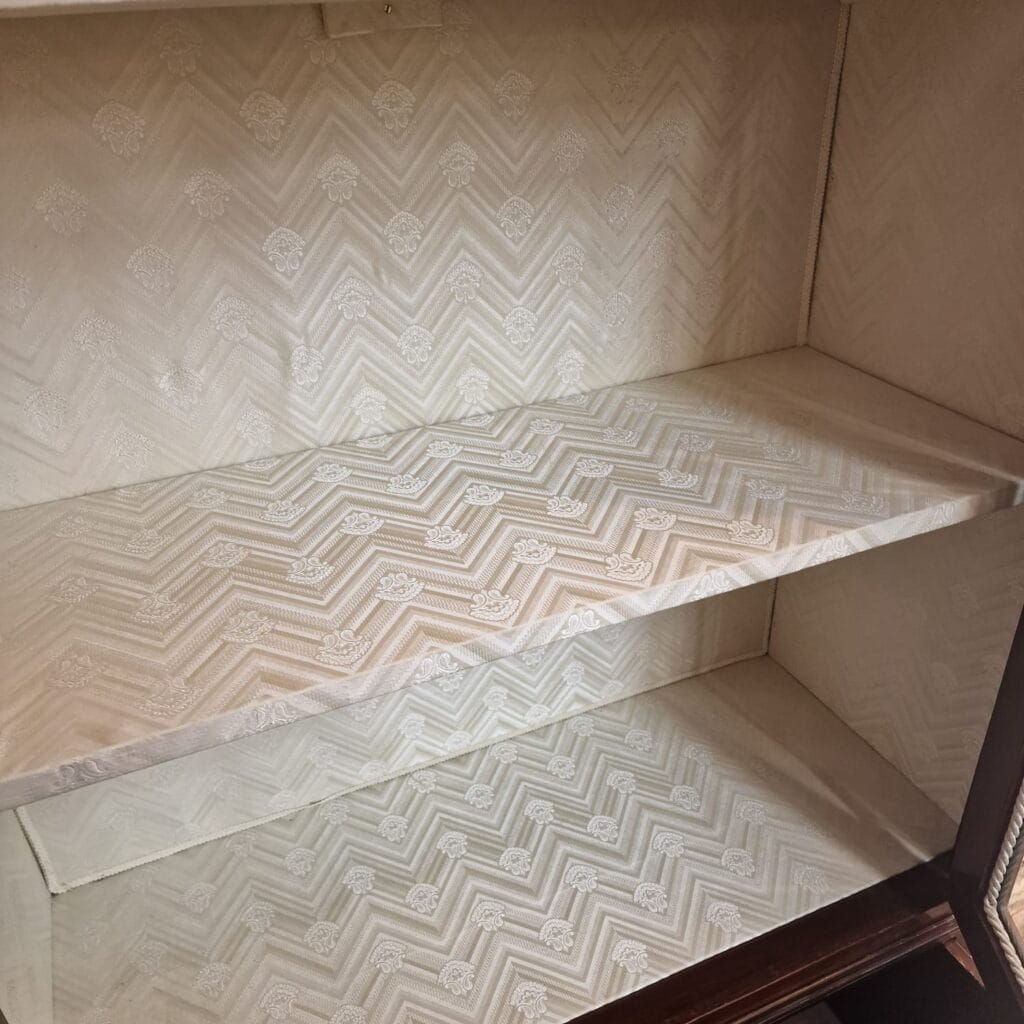 Vetrina cristalliera dell'800 con rivestimento interno elegante e mensole spaziose