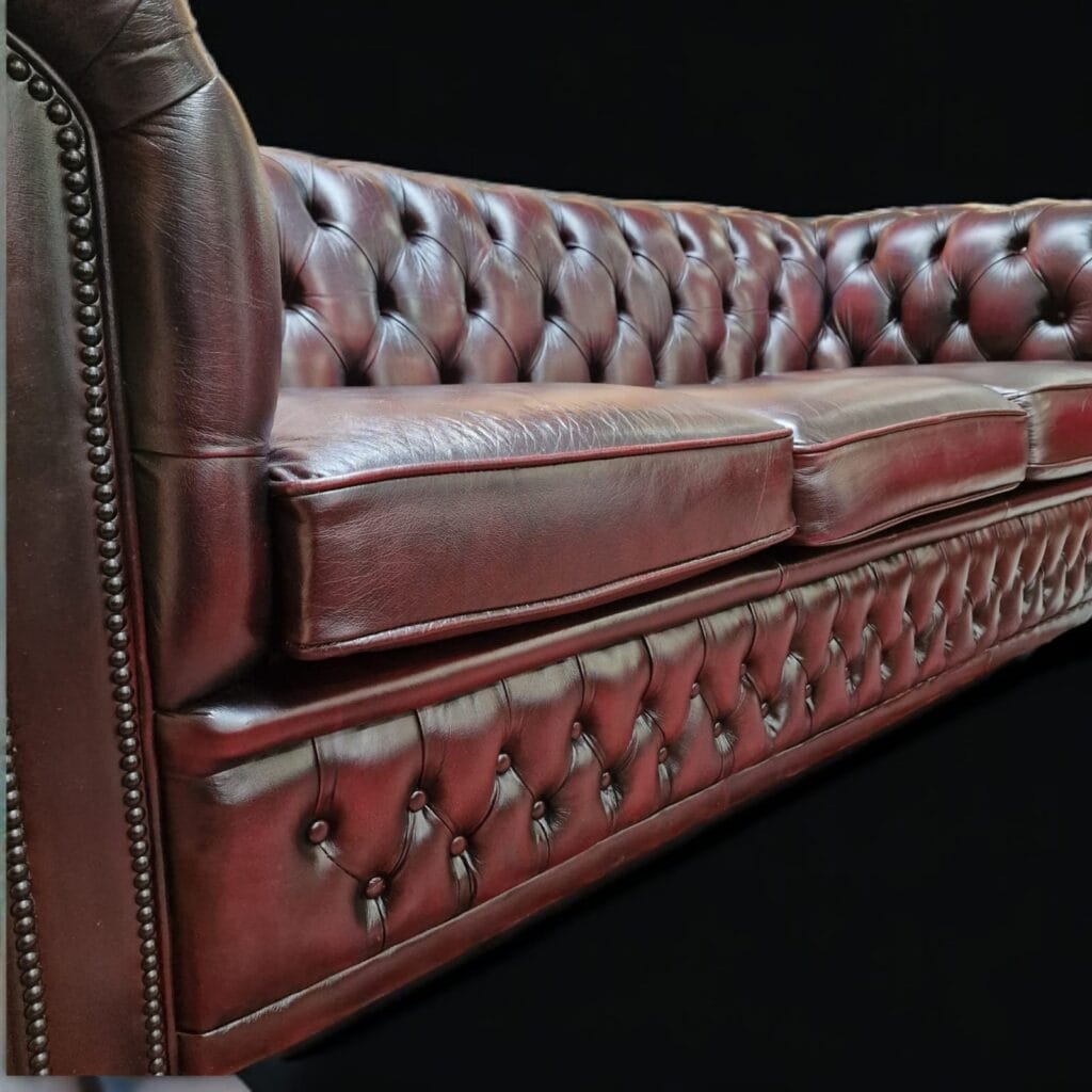 Divano a tre posti Chesterfield in pelle con doppia trapuntatura frontale