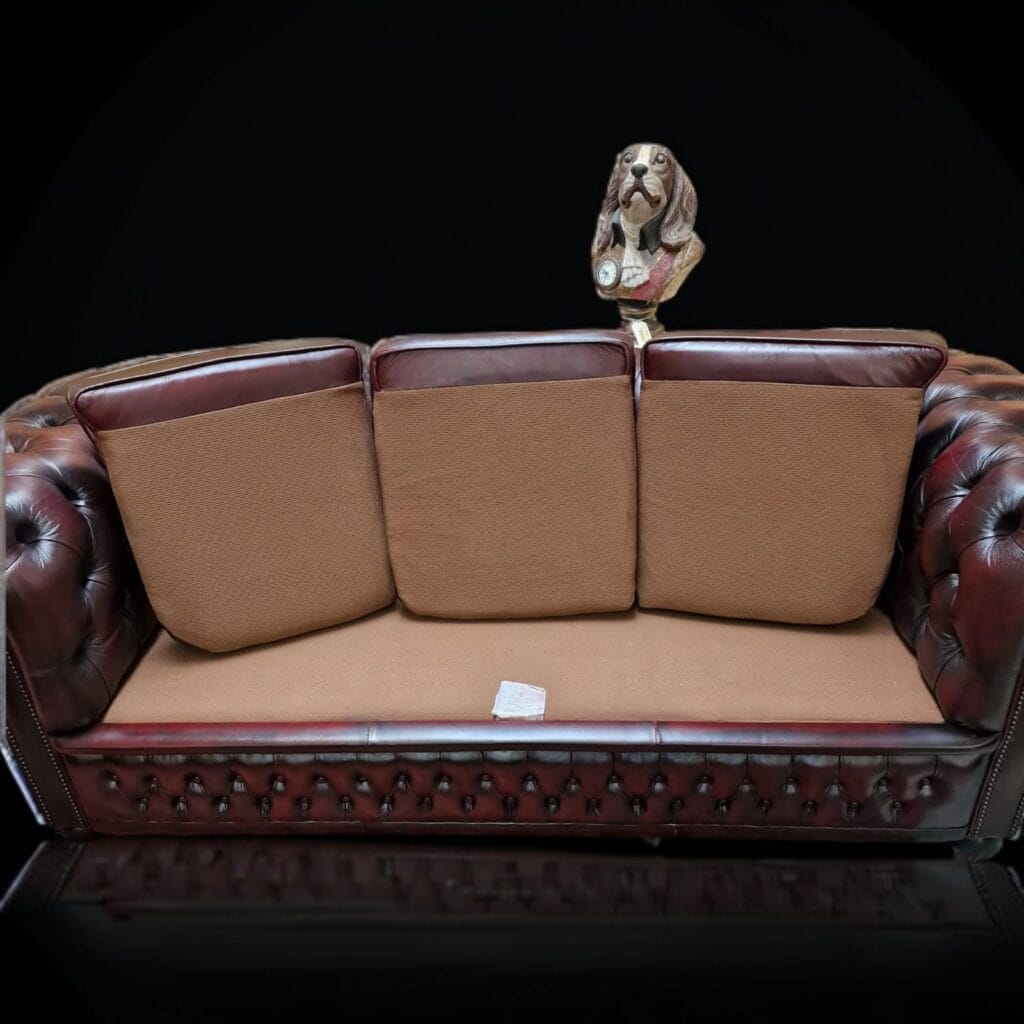 Divano a tre posti Chesterfield in pelle con doppia trapuntatura frontale