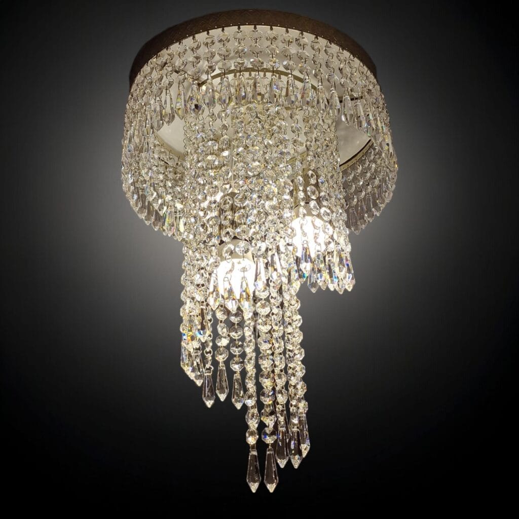 Lampadario a cascata a spirale con catene di cristalli e tre luci E14