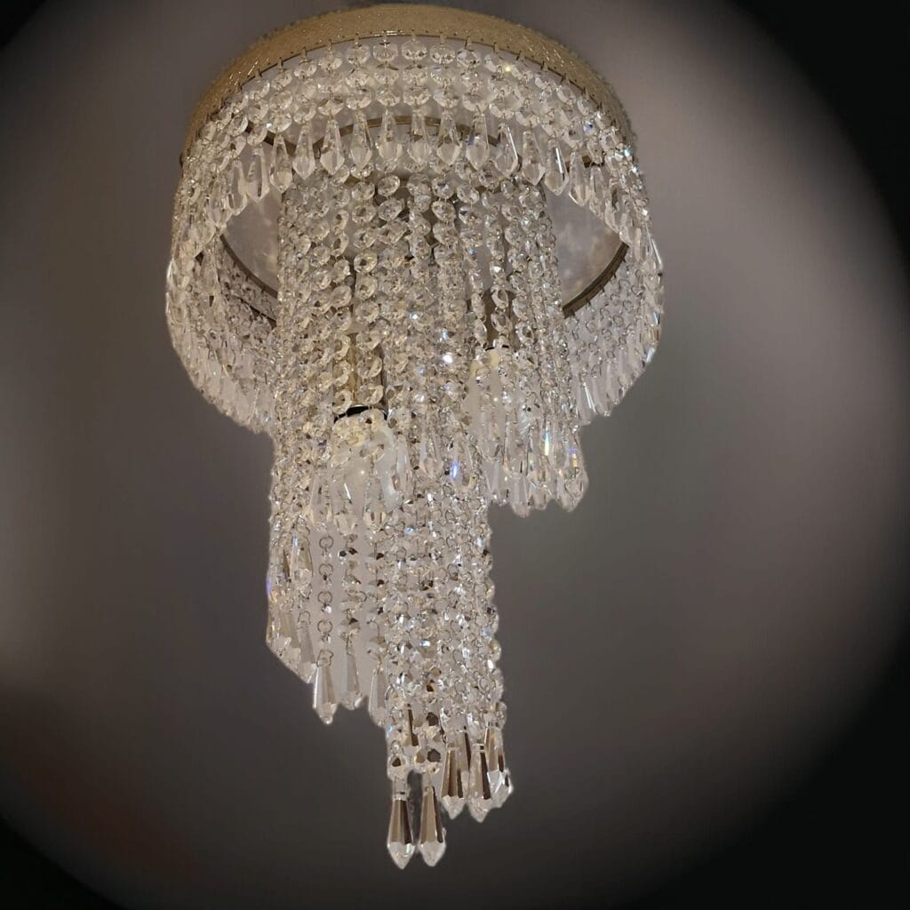 Lampadario a cascata a spirale con catene di cristalli e tre luci E14