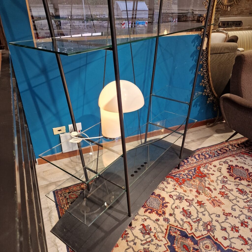 Libreria in acciaio con ripiani in vetro trasparente, design minimalista