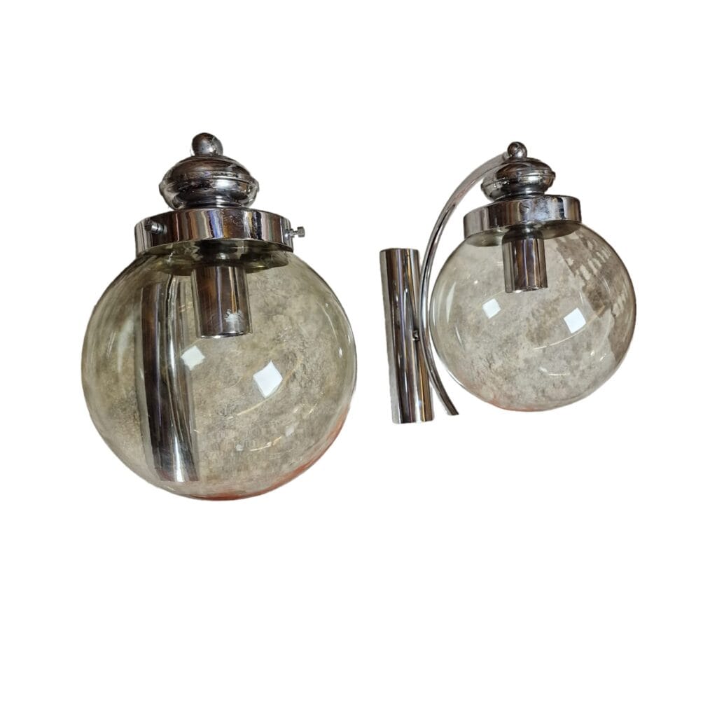 Coppia di appliques in acciaio con palla in vetro anni '70, design retrò