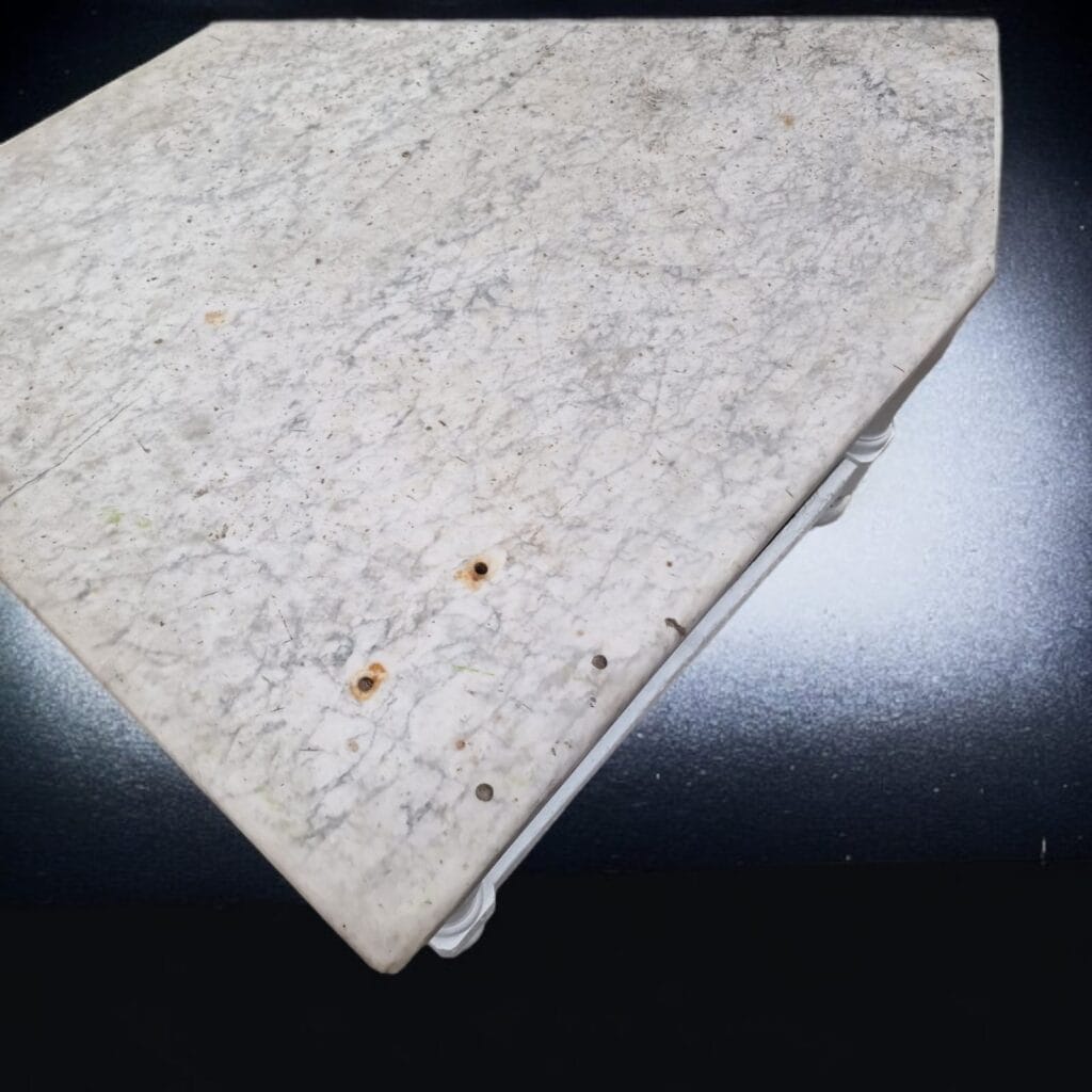 tavolo rustico con marmo