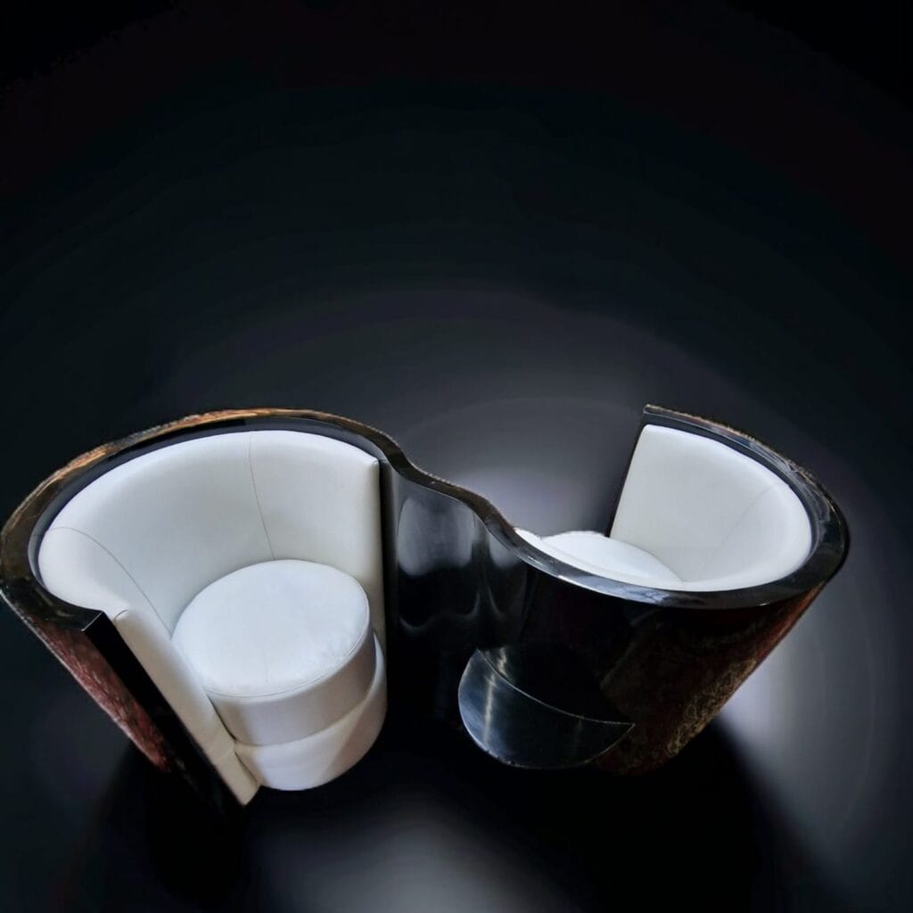 Divano design da conversazione in legno laccato nero con sedute incrociate