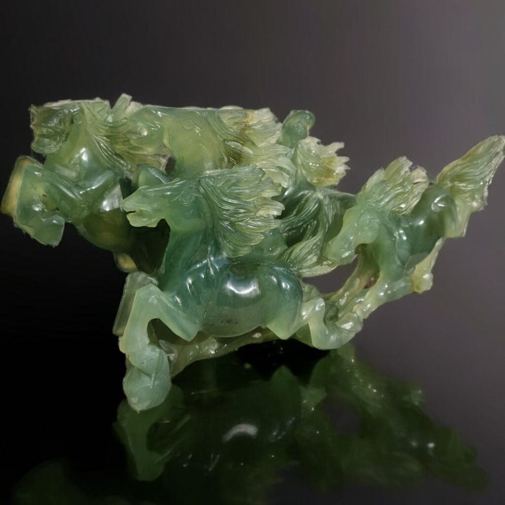 Scultura con cavalli in giada verde, artigianato unico