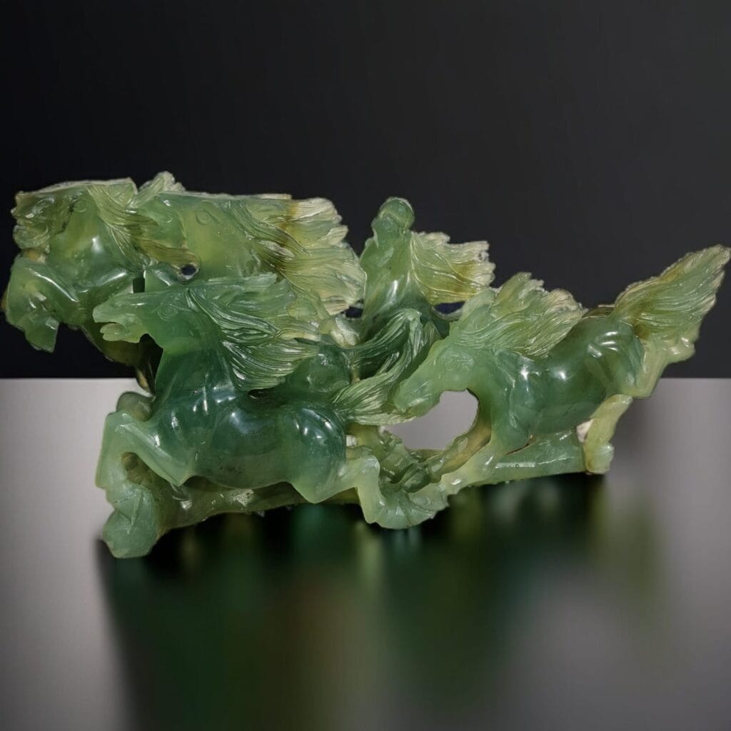Scultura con cavalli in giada verde, artigianato unico