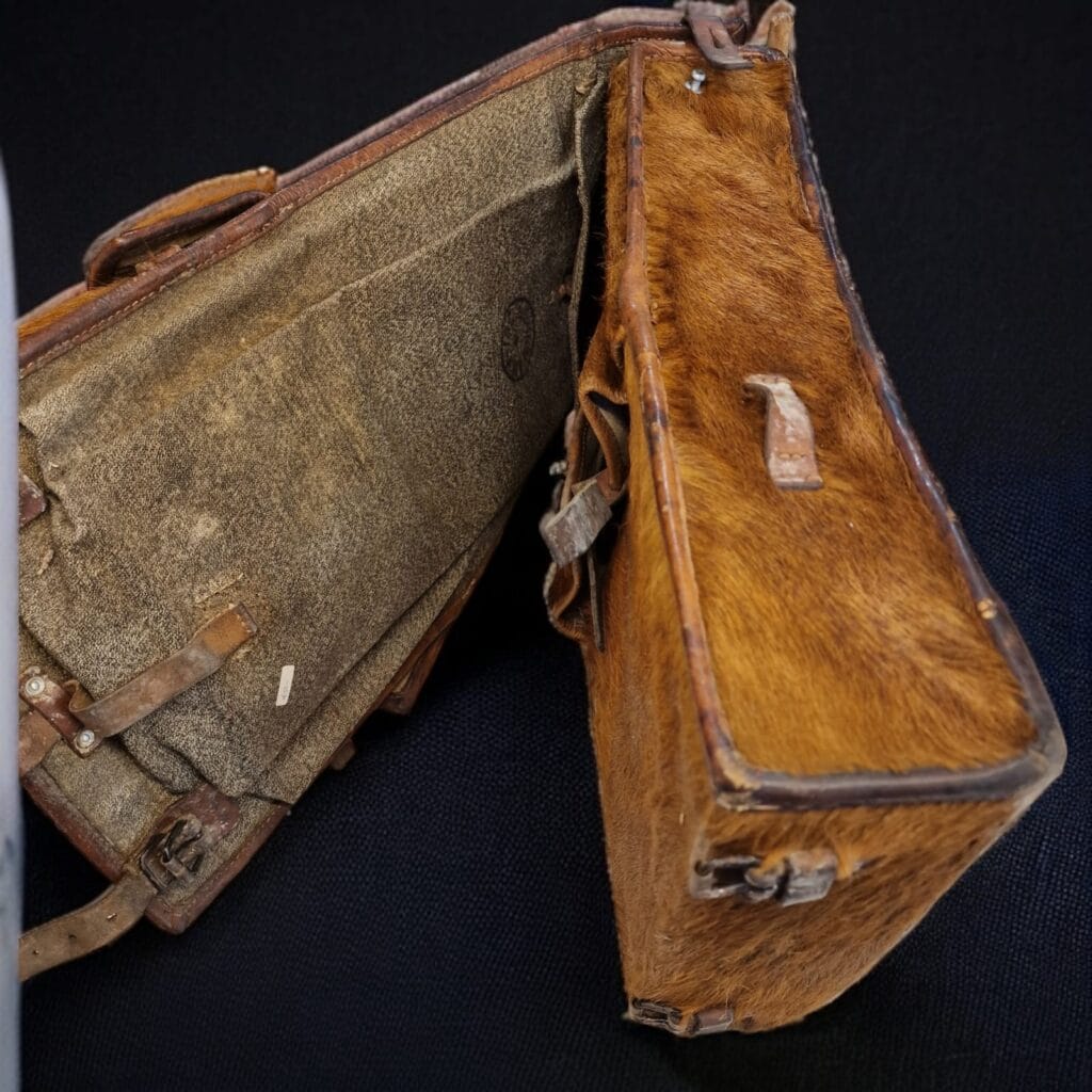 Sacca militare da sidecar in pelle d'asino con numerosi scomparti interni
