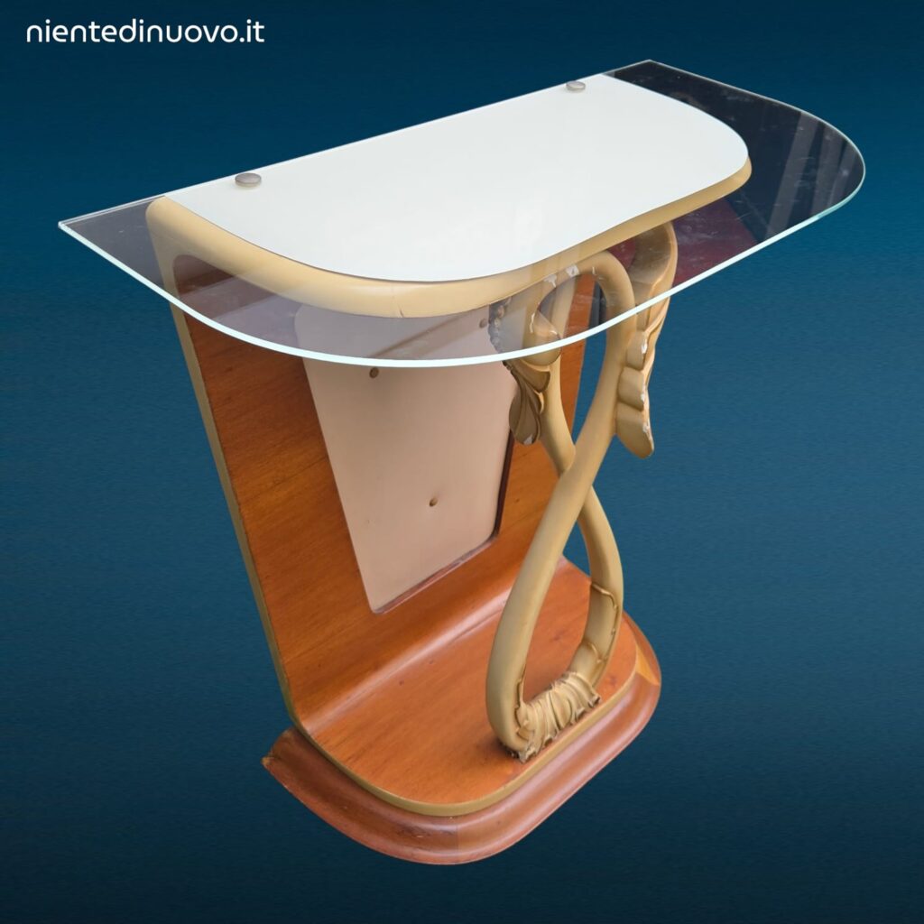Consolle originale in legno anni ’50 con linee sinuose e leggere screpolature della vernice