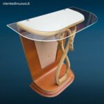 Consolle originale in legno anni ’50 con linee sinuose e leggere screpolature della vernice