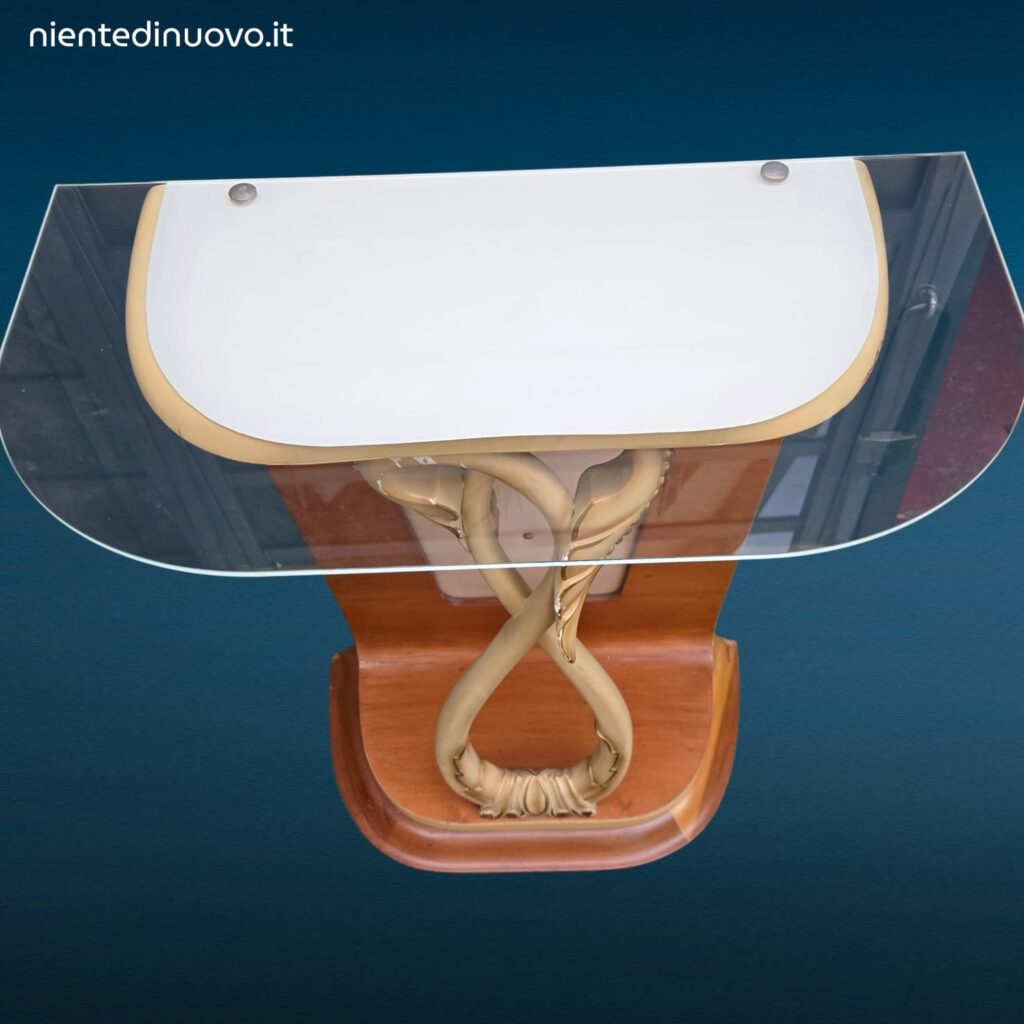 Consolle originale in legno anni ’50 con linee sinuose e leggere screpolature della vernice