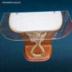 Consolle originale in legno anni ’50 con linee sinuose e leggere screpolature della vernice