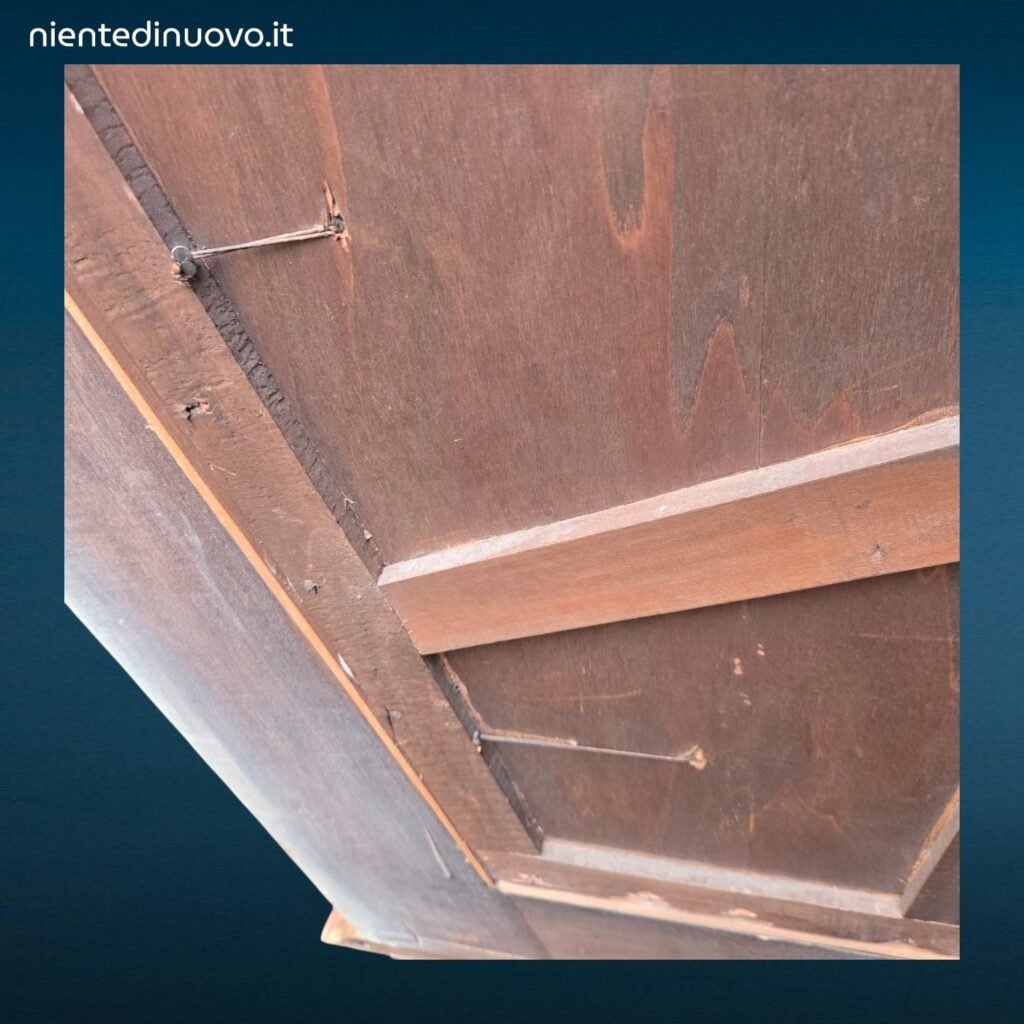 Consolle originale in legno anni ’50 con linee sinuose e leggere screpolature della vernice