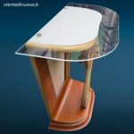 Consolle originale in legno anni ’50 con linee sinuose e leggere screpolature della vernice