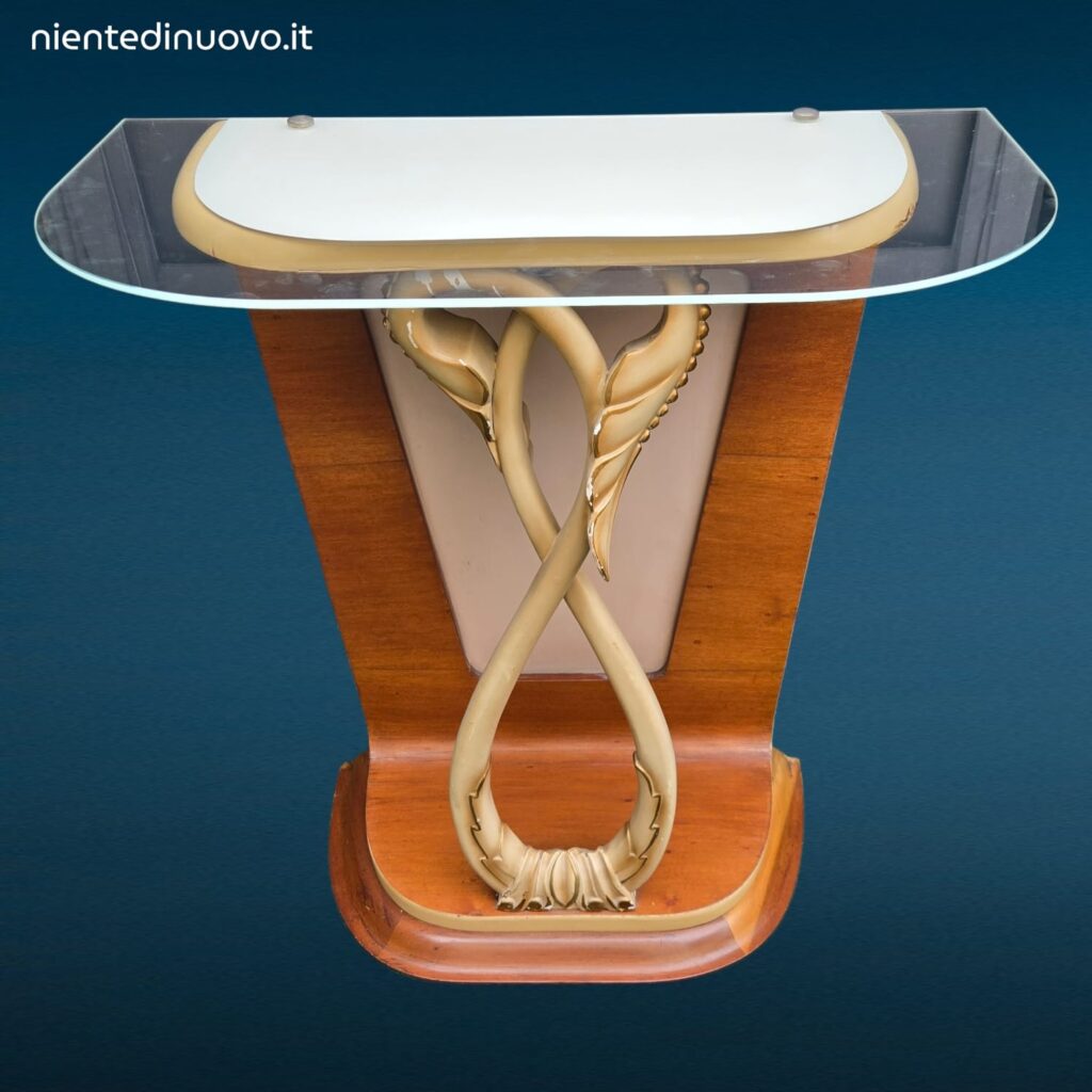 Consolle originale in legno anni ’50 con linee sinuose e leggere screpolature della vernice