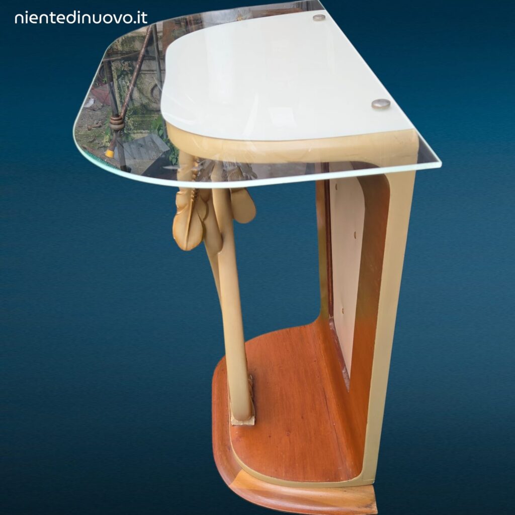 Consolle originale in legno anni ’50 con linee sinuose e leggere screpolature della vernice