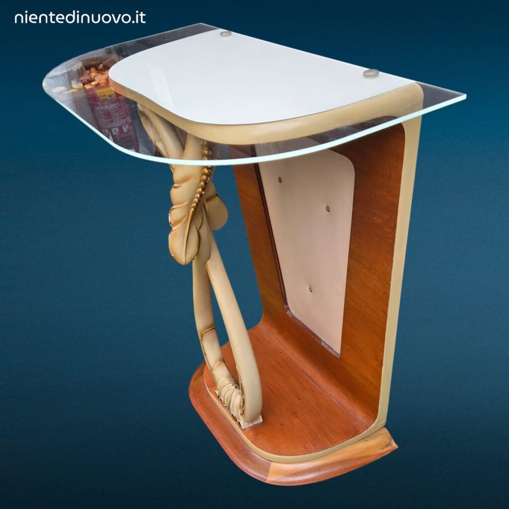 Consolle originale in legno anni ’50 con linee sinuose e leggere screpolature della vernice
