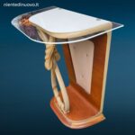 Consolle originale in legno anni ’50 con linee sinuose e leggere screpolature della vernice