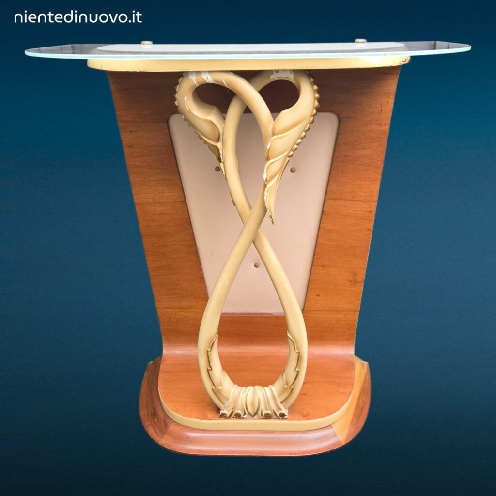 Consolle originale in legno anni ’50 con linee sinuose e leggere screpolature della vernice