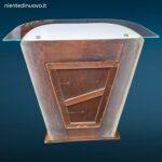 Consolle originale in legno anni ’50 con linee sinuose e leggere screpolature della vernice